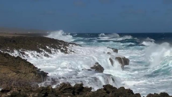 大浪冲击珊瑚海岸线