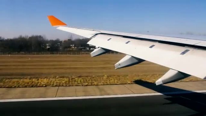 飞机降落在机场，从内部看到机翼