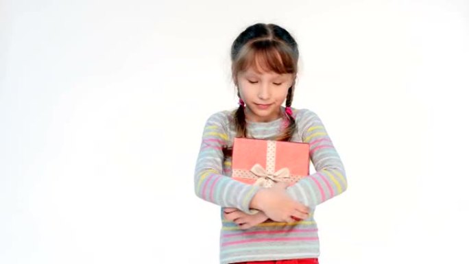小女孩拥抱红色礼品盒
