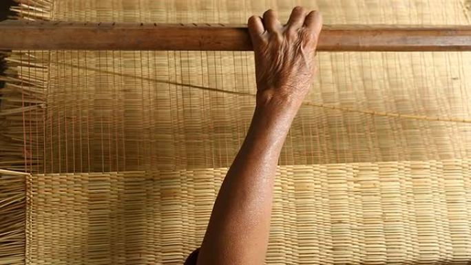 女性工作编织垫