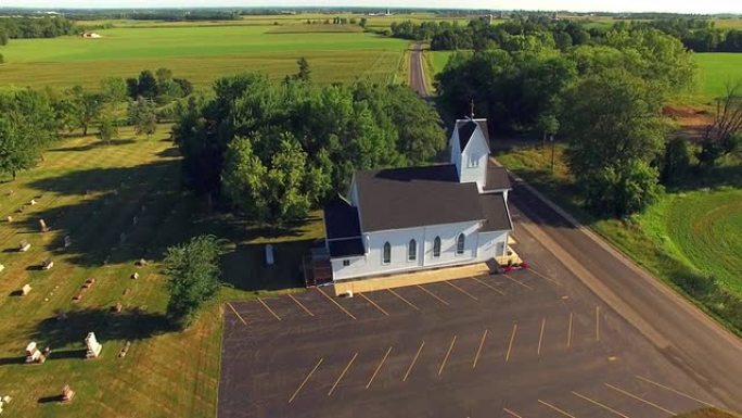 美丽的乡村教堂在农村设置，飞行空中