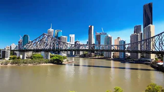布里斯班，澳大利亚-9月9日2015: 布里斯班天际线全景与故事桥和河流。它是澳大利亚第三大城市，昆