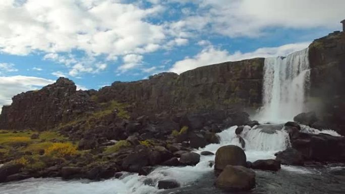秋季构造板块断裂的冰岛小瀑布草草和河流