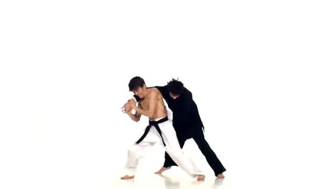 斯巴林以跆拳道和武术或空手道男子为背景，互相打击，动作缓慢