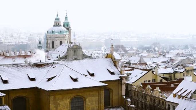 冬季雪地下的布拉格城市屋顶，建筑物和纪念碑的景色