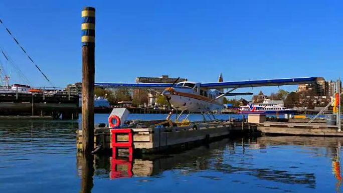 水上飞机客机停泊在码头，背景城市