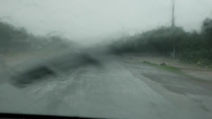 pov汽车在大雨中行驶