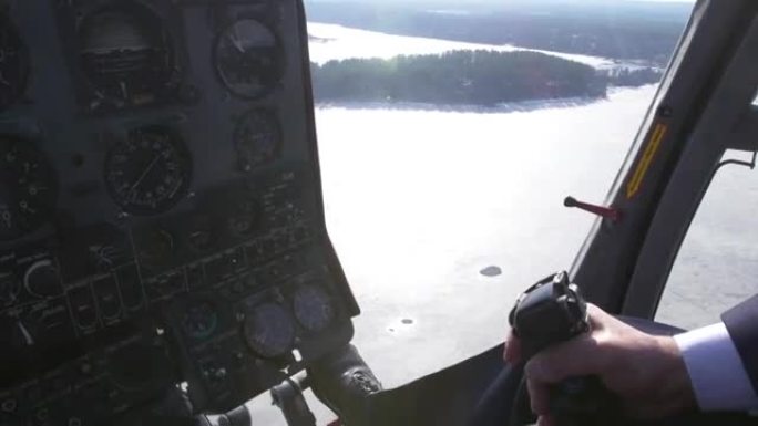 查看直升机的控制系统飞行员保持杆。驾驶舱的摄像头。冰湖上方。阳光明媚