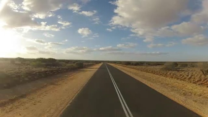 日落期间驾车穿越西澳大利亚州的时间流逝