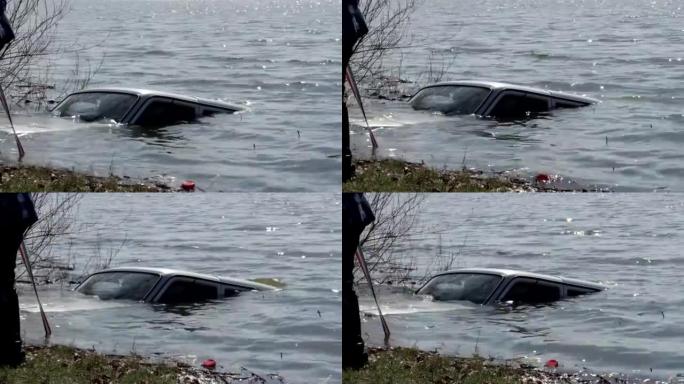 汽车在湖中沉没