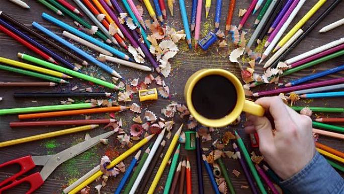 许多彩色铅笔在可爱的杯子或盒子中隔离在白色背景上