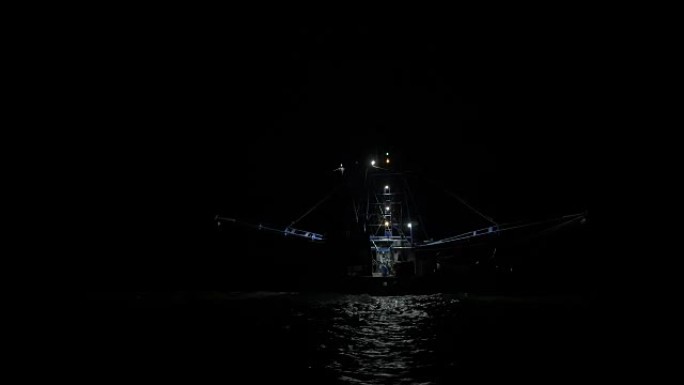 虾拖网渔船在夜间航行，网下