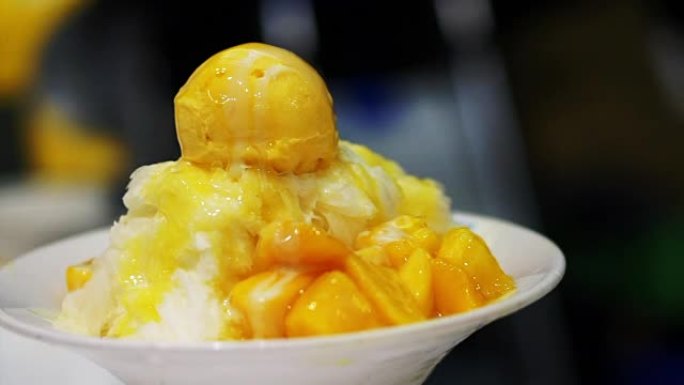 台湾著名的芒果刨冰加冰淇淋。热带水果冷甜