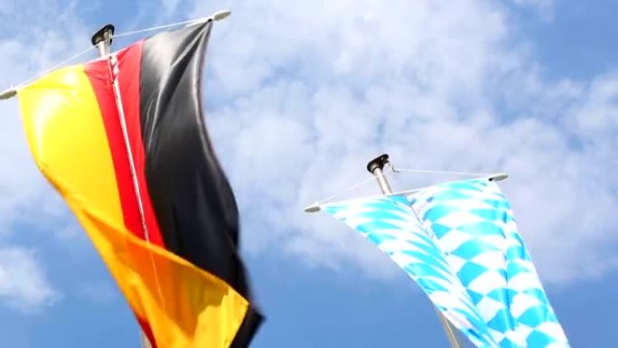 德国和巴伐利亚国旗在蓝天前