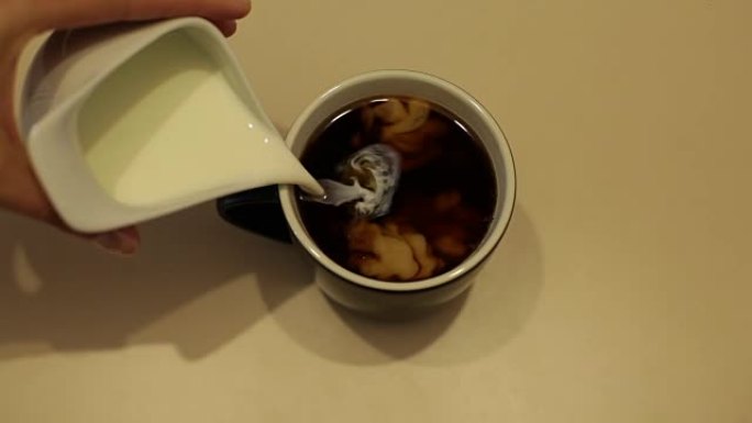 一杯热咖啡加牛奶在白色桌上慢动作