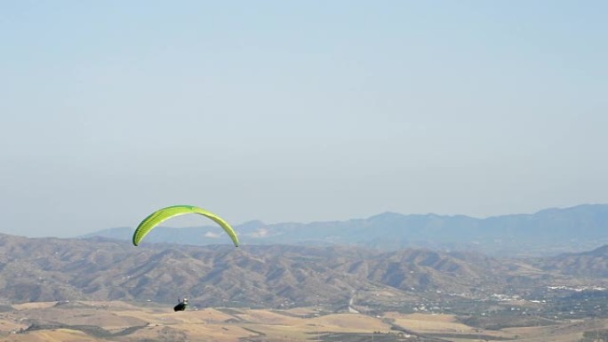 滑翔伞在山上练习滑翔伞运动