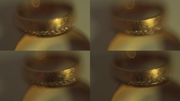 浅色背景上的金色结婚戒指。许多女孩和女人的梦想
