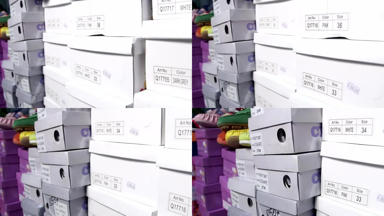 多莉: 鞋店里堆放的一排鞋盒