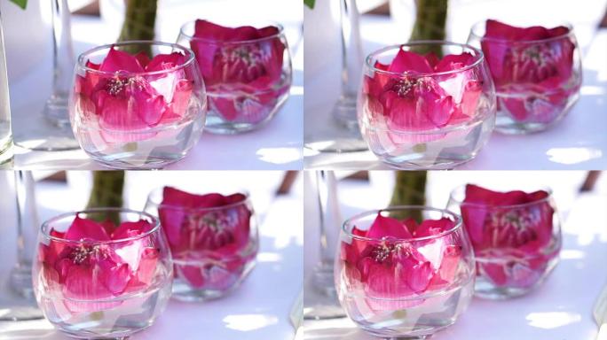粉红色荷花漂浮在玻璃水杯中。东方亚洲概念背景