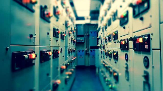 电气开关室的延时，工厂的工业电气开关面板和带有工业概念的老式冷调的过程控制。