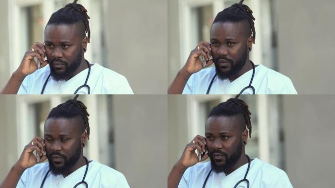 非裔美国男性医学专家在电话