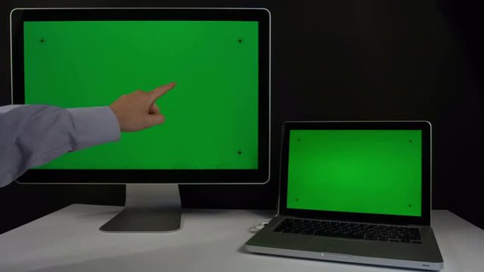 笔记本电脑和带有绿色屏幕的显示器