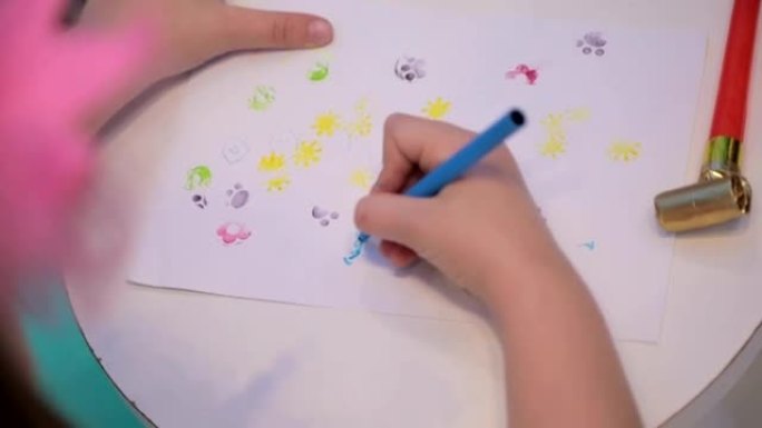 小女孩在学龄前教室里素描和绘画