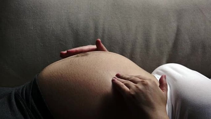 沙发上的胎动。胎动家具妊娠