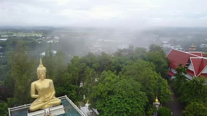 鸟瞰图，Wat Phra That Doi Saket temple和泰国清迈山上的雾。