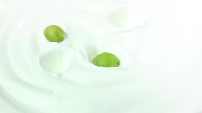 两个葡萄掉进酸奶的视频 -- 真正的慢动作