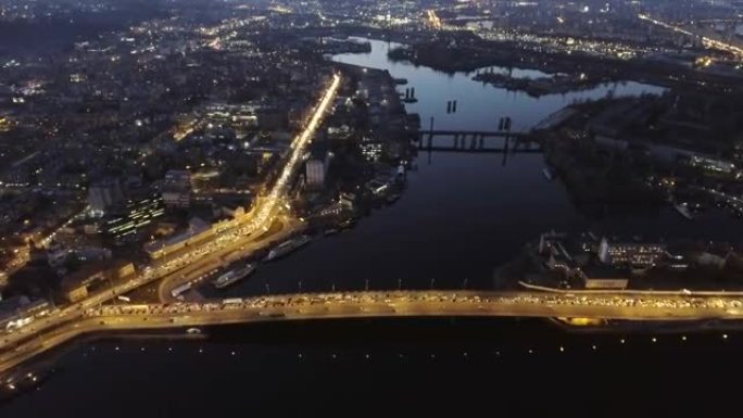 基辅夜城的鸟瞰图，有汽车交通。
