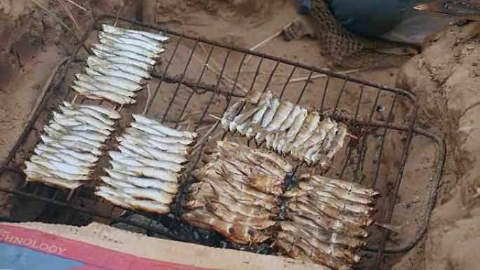 地面烧烤，带鱼烧烤和使用烹饪钳