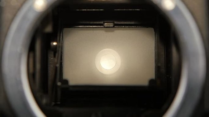 慢动作的光阑相机快门叶片。特写镜头