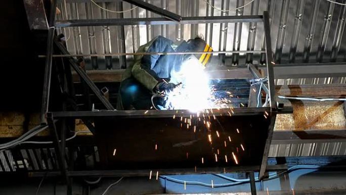 焊工在高空的工作