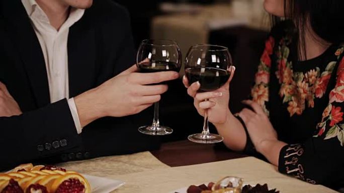 幸福的夫妻在一家高级餐厅里浪漫约会，他们喝酒