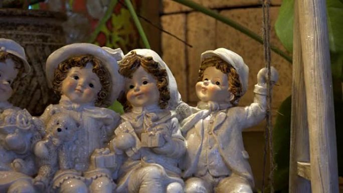 玻璃瓷娃娃4人坐在秋千上开心地互相微笑