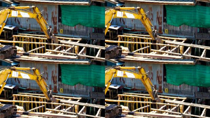 挖掘机撞击木杆用于建筑地面工程