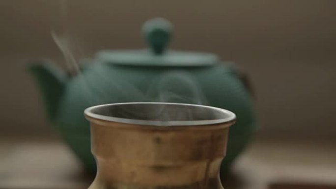 传统的咖啡壶，在绿茶箱前放蒸汽
