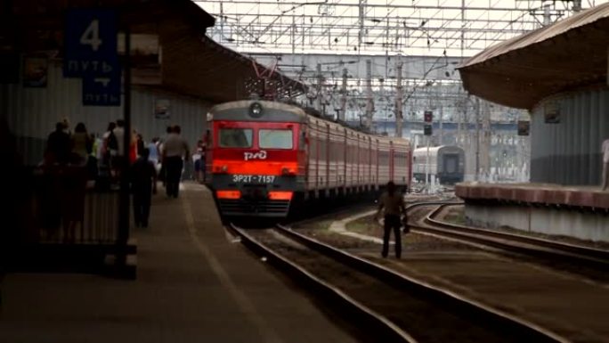 电动火车在站台上等待乘客/俄罗斯。莫斯科