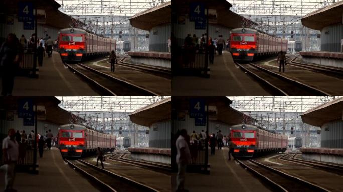 电动火车在站台上等待乘客/俄罗斯。莫斯科