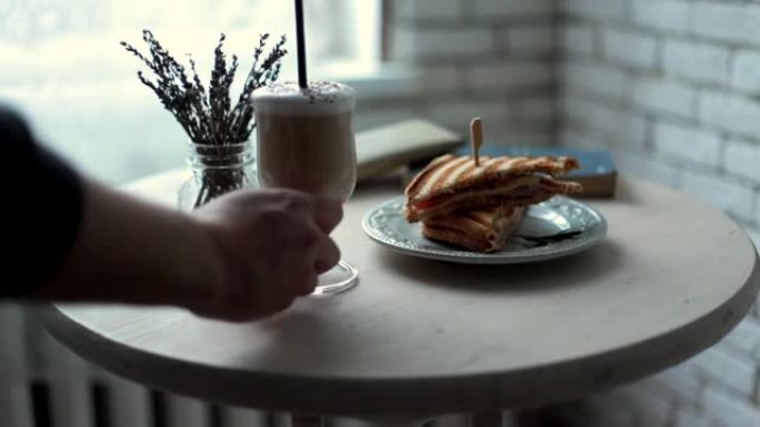 服务员把咖啡放在桌子上