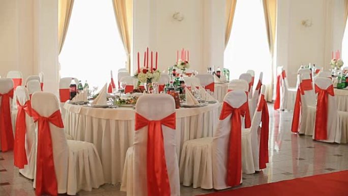 婚礼当天餐厅餐桌上美丽的花卉装饰