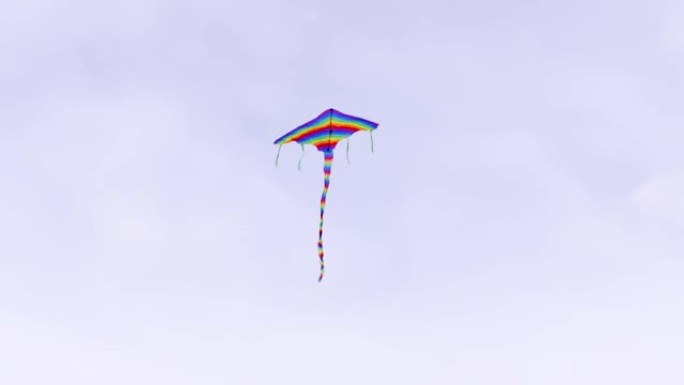 彩色风筝，长尾巴在镜头中间的天空中。