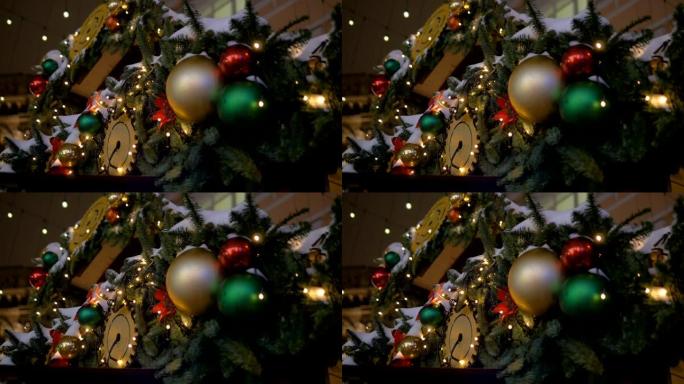 装饰有新年球的圣诞枞树