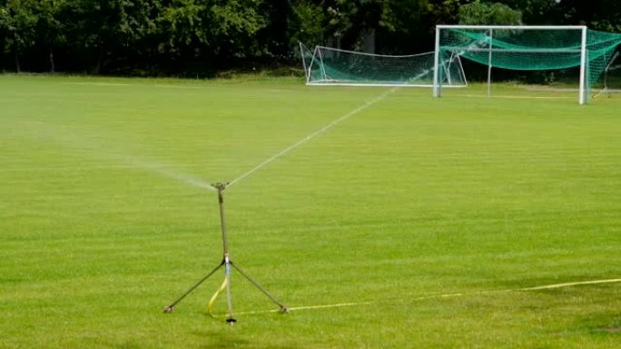 足球场上的洒水装置。