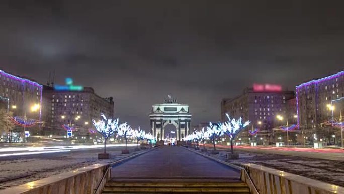 莫斯科的凯旋门，晚上有圣诞节的照明时间