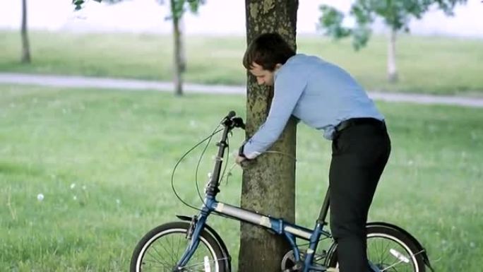 商人将自行车锁在树上