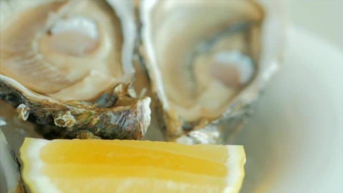 牡蛎与柠檬在冰纺板上的特写镜头