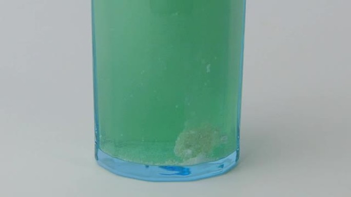 泡腾片溶于水。