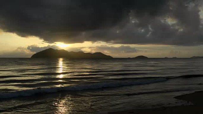 澳大利亚昆士兰州使命海滩Dunk岛上空乌云密布的日出